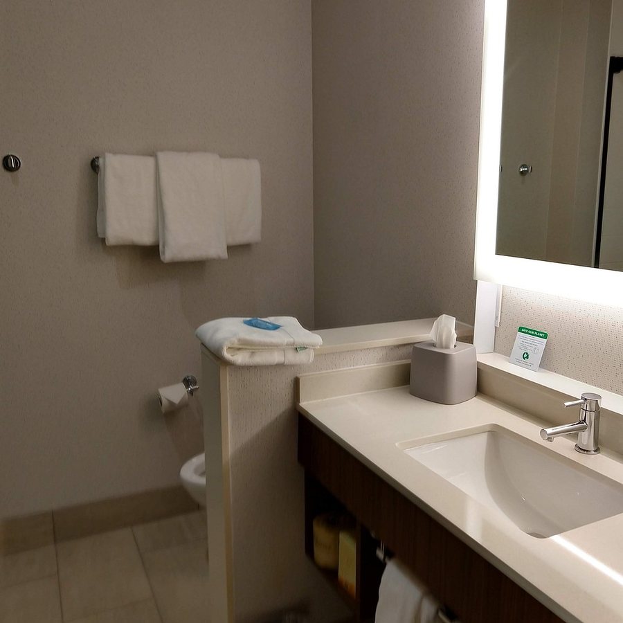 Holiday Inn Express Suites Limon I 70 Ex 359 by IHG — Bathroom