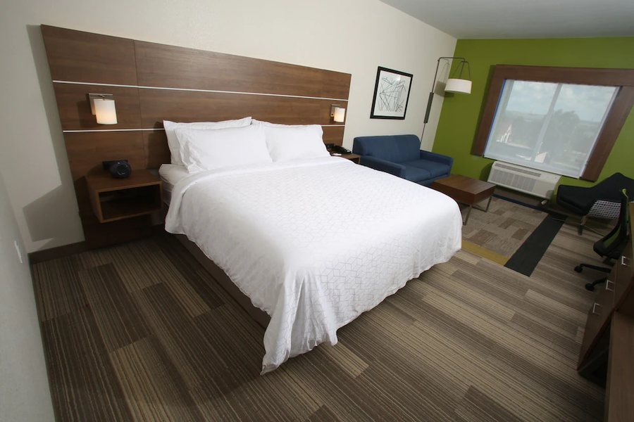 Holiday Inn Express Suites Lincoln Airport By IHG — Guest room