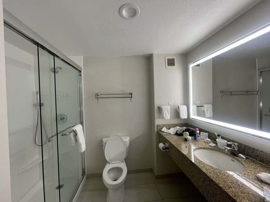 Holiday Inn Express Suites Lincoln Downtown By IHG — Bathroom