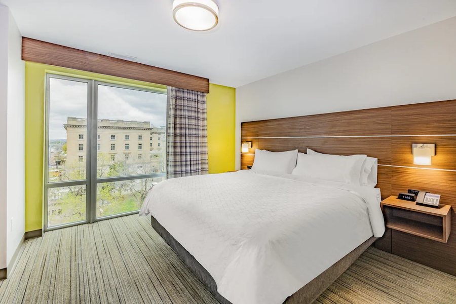 Holiday Inn Express Suites Lincoln Downtown By IHG — Guest room