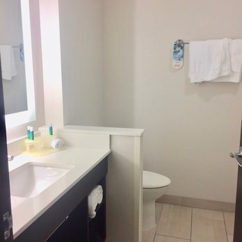 Holiday Inn Express Suites Lincoln I 80 by IHG — Bathroom