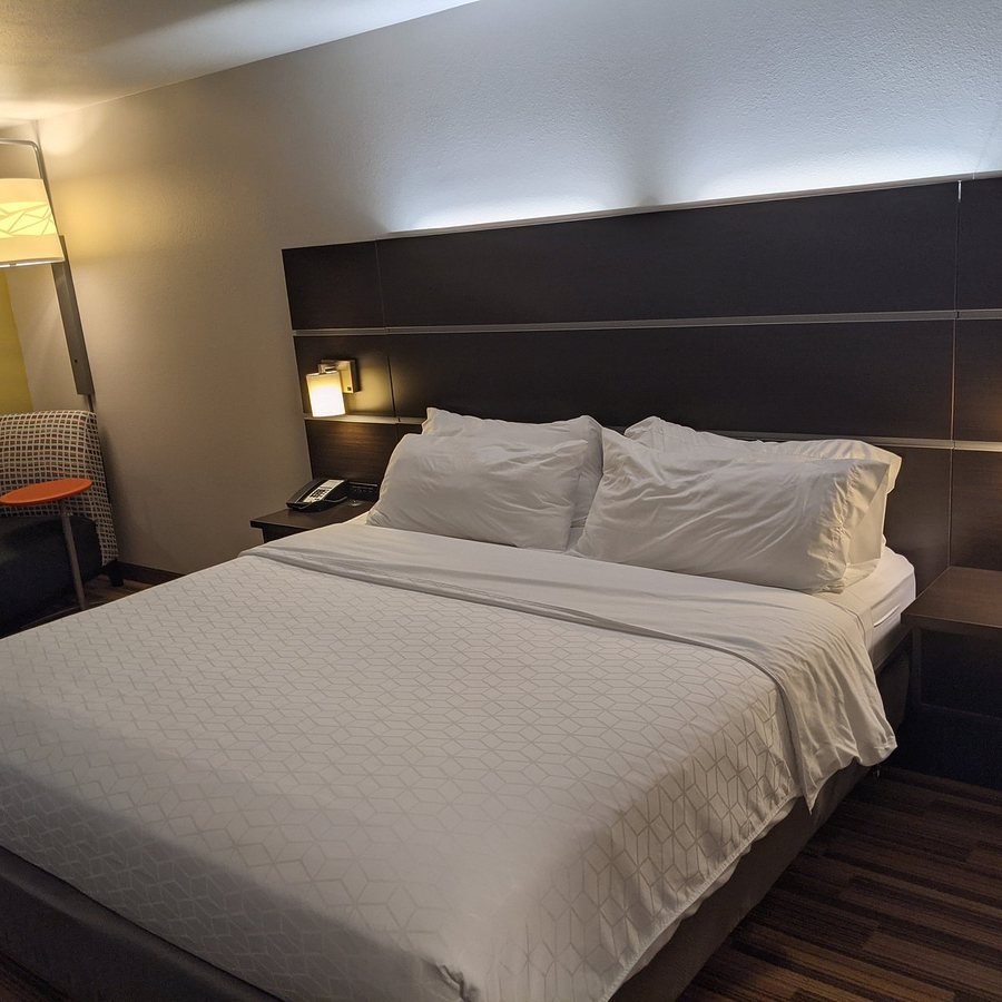 Holiday Inn Express Suites Lincoln I 80 by IHG — Guest room