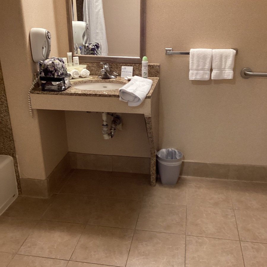Holiday Inn Express Suites Lincoln South By IHG — Bathroom