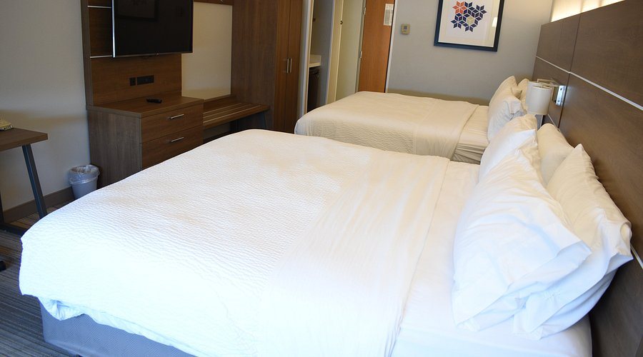 Holiday Inn Express Suites Lincoln South By IHG — Guest room