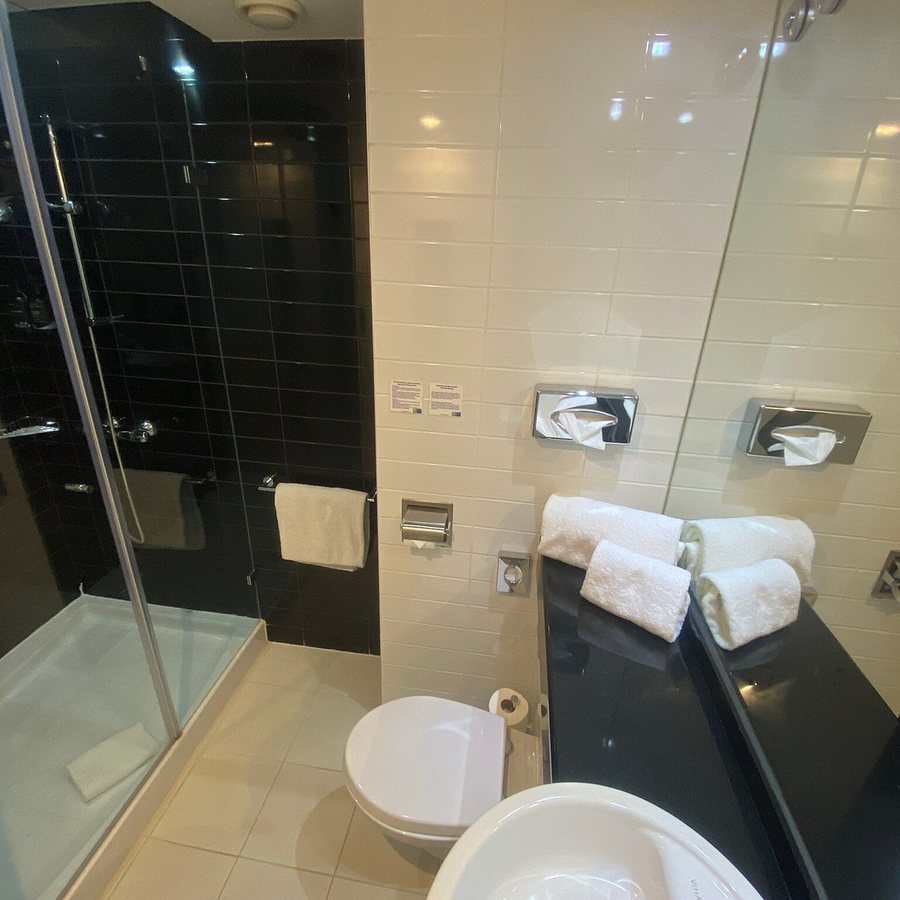 Holiday Inn Express Suites Lisbon Principe Real — Bathroom