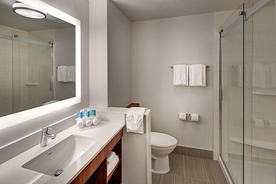 Holiday Inn Express Suites Live Oak by IHG — Bathroom