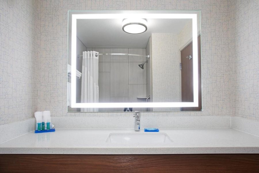 Holiday Inn Express Suites Longmont Boulder Area By IHG — Bathroom