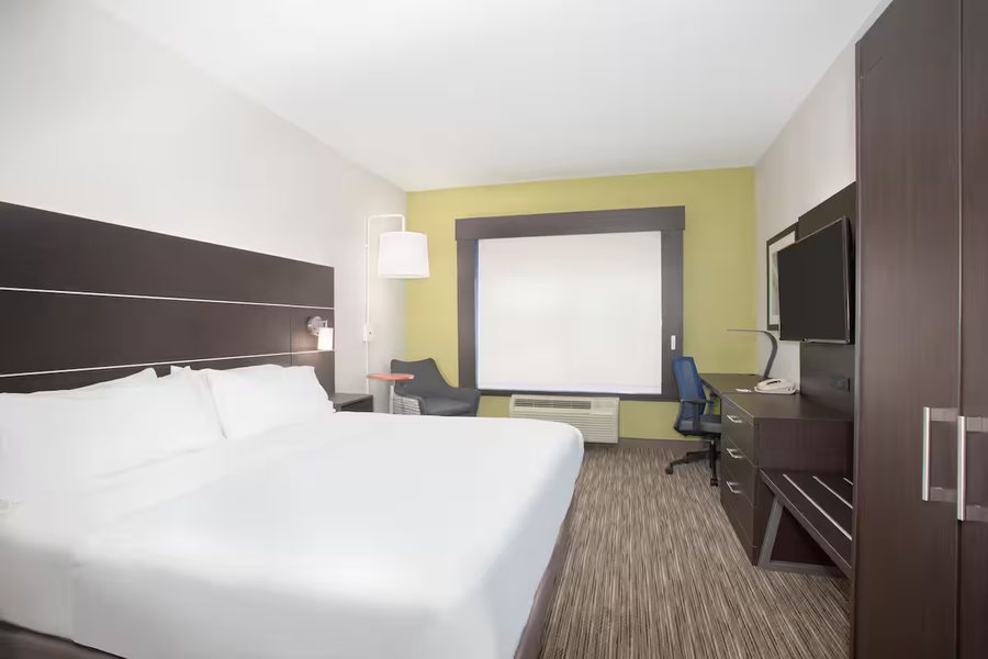Holiday Inn Express Suites Longmont Boulder Area By IHG — Guest room