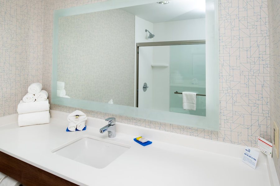 Holiday Inn Express Suites Los Angeles Airport Hawthorne By IHG — Bathroom