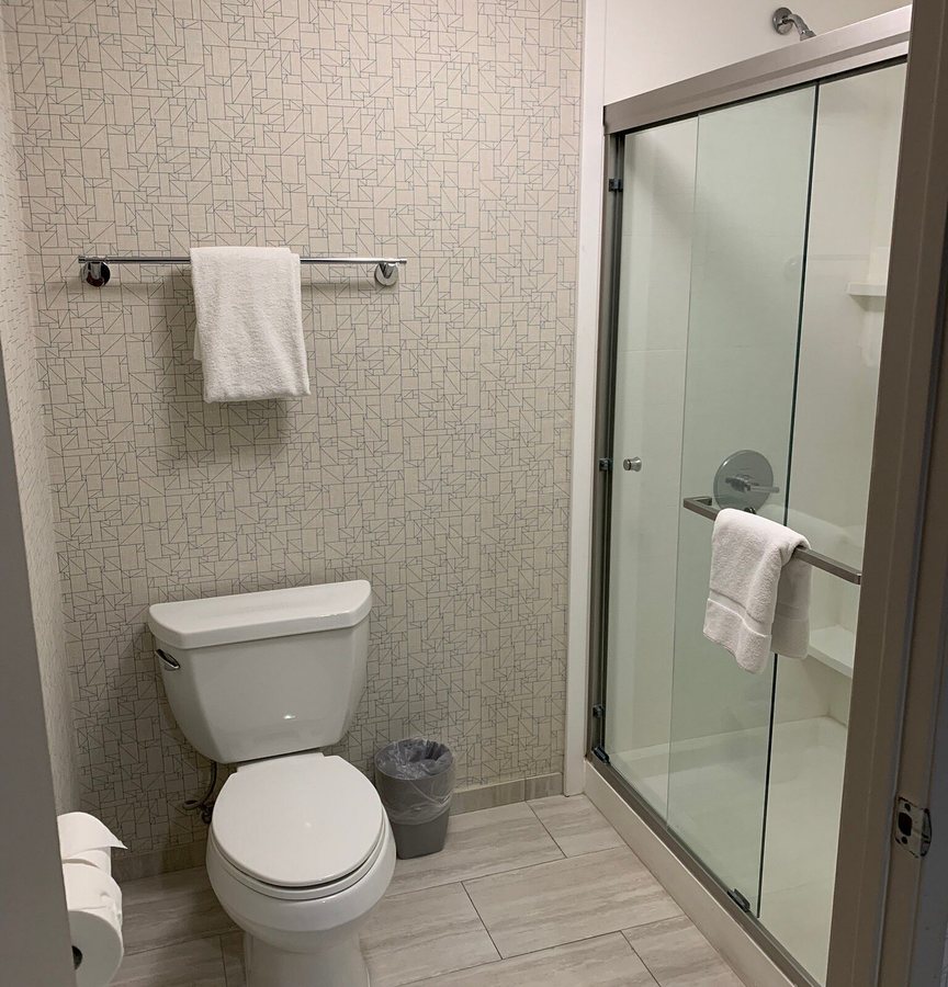 Holiday Inn Express Suites Los Angeles Downtown West By IHG Los Angeles California — Bathroom