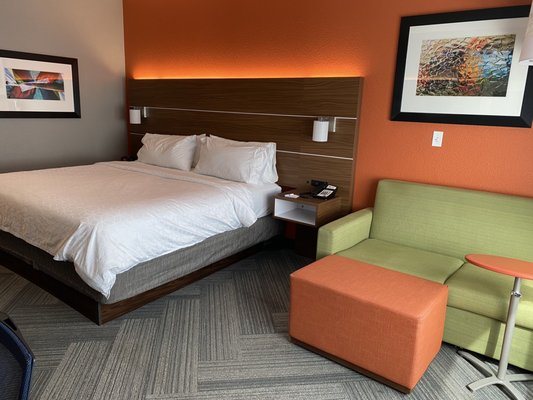 Holiday Inn Express Suites Louisville Downtown By IHG — Guest room