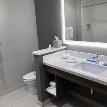 Holiday Inn Express Suites Lubbock South By IHG — Bathroom