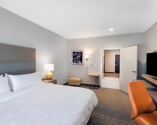 Holiday Inn Express Suites Lubbock South By IHG — Guest room