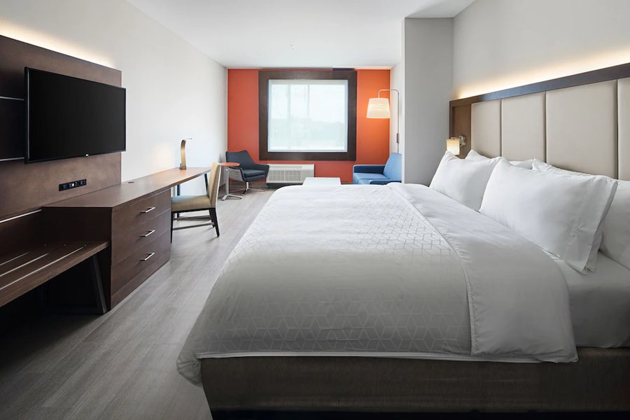 Holiday Inn Express Suites Lubbock West By IHG — Guest room