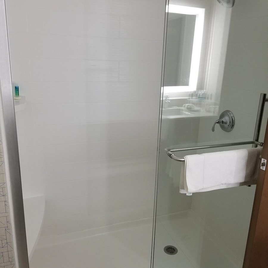 Holiday Inn Express Suites Madisonville By IHG — Bathroom