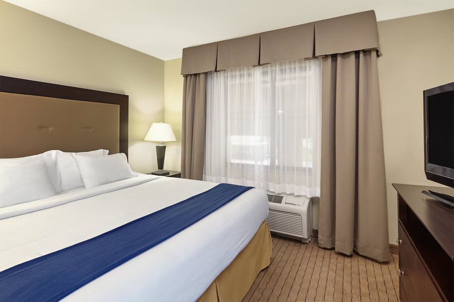 Holiday Inn Express Suites Madisonville By IHG — Guest room