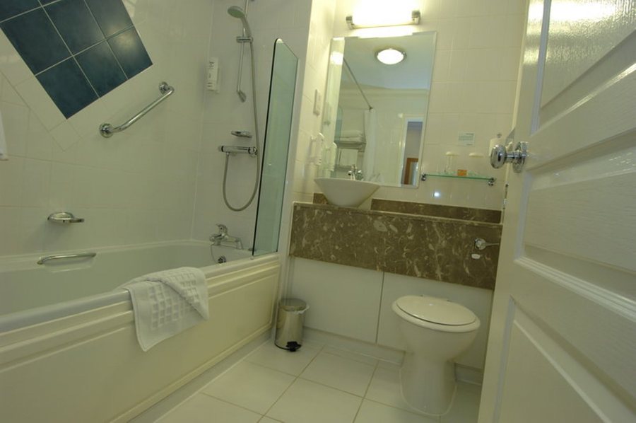 Holiday Inn Express Suites Manchester Airport by IHG — Bathroom