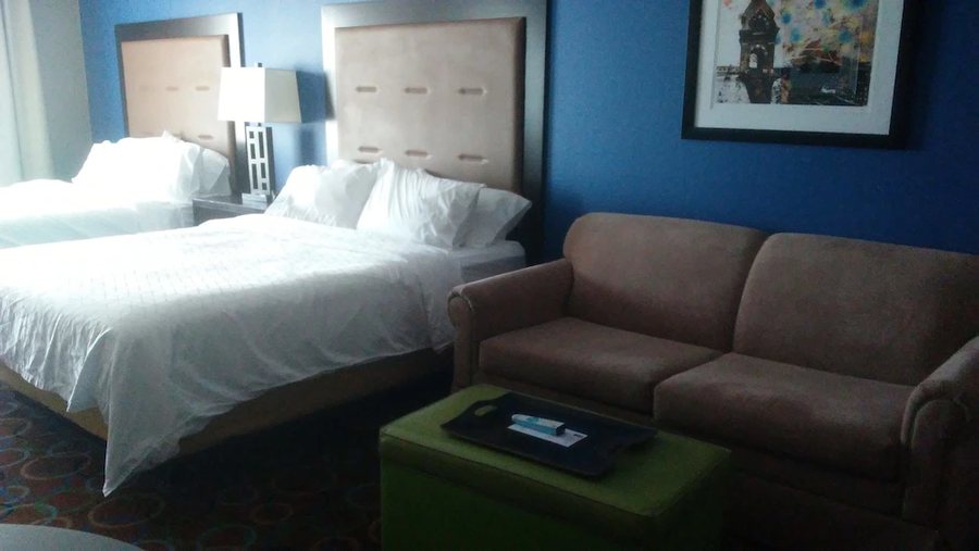 Holiday Inn Express Suites Manchester Airport by IHG — Guest room