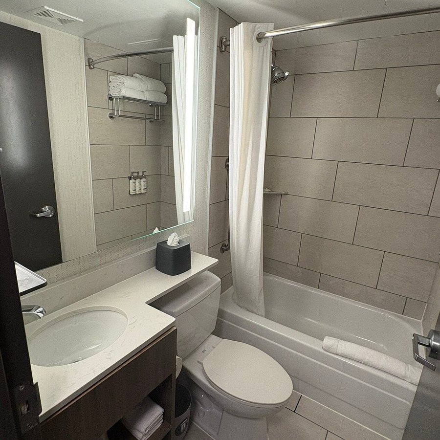 Holiday Inn Express Suites Manhattan By IHG — Bathroom
