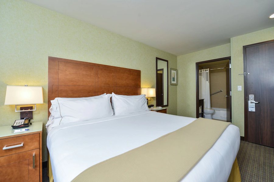Holiday Inn Express Suites Manhattan By IHG — Guest room