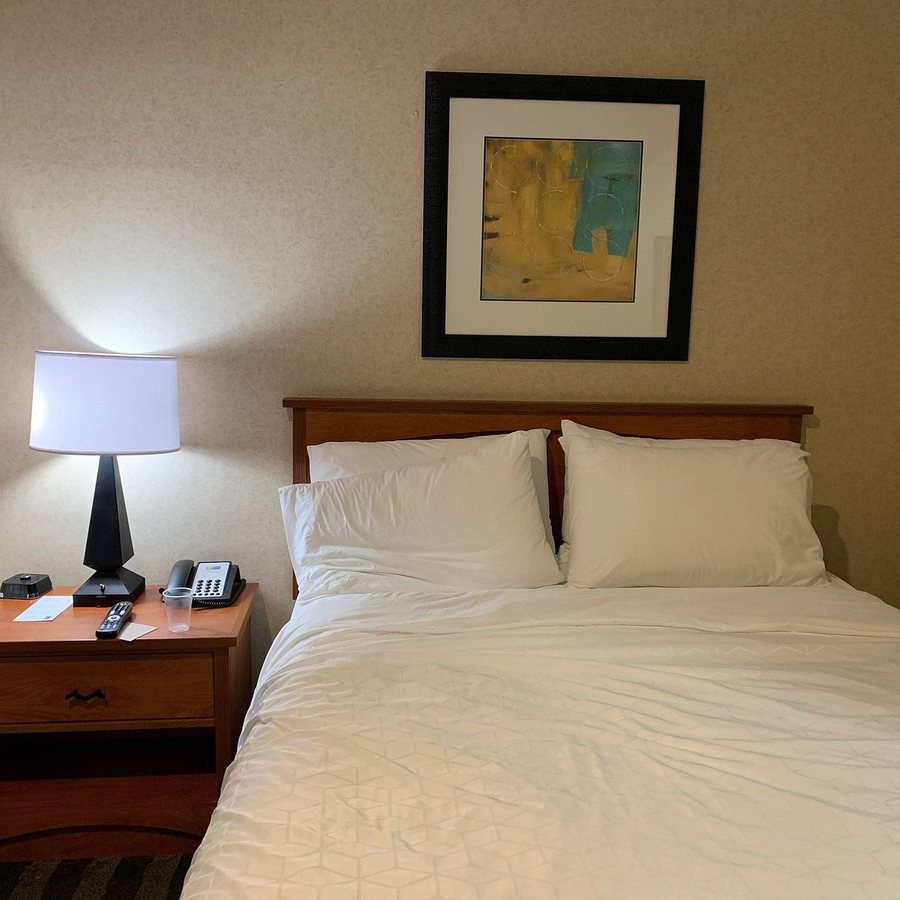 Holiday Inn Express Suites Manteca City Center By Ihg — Guest room