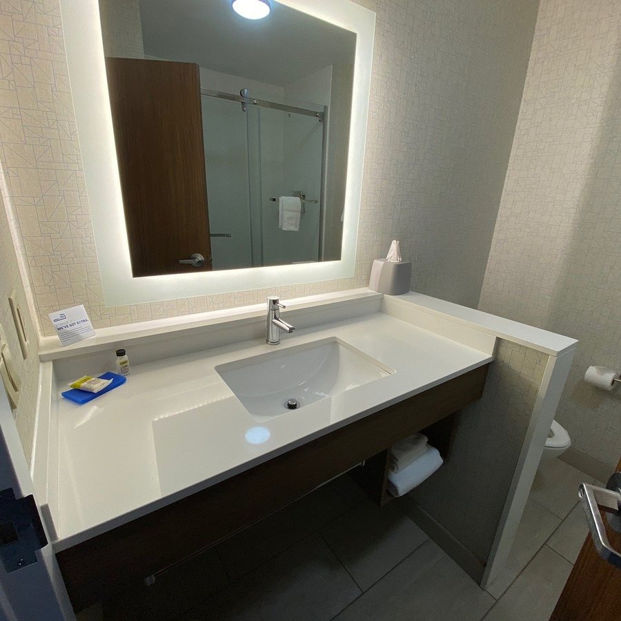 Holiday Inn Express Suites Marion By IHG — Bathroom