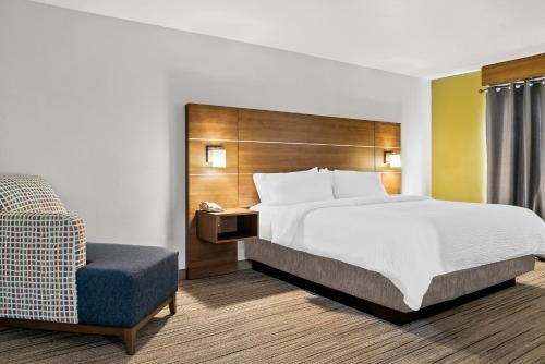 Holiday Inn Express Suites Marion By IHG — Guest room
