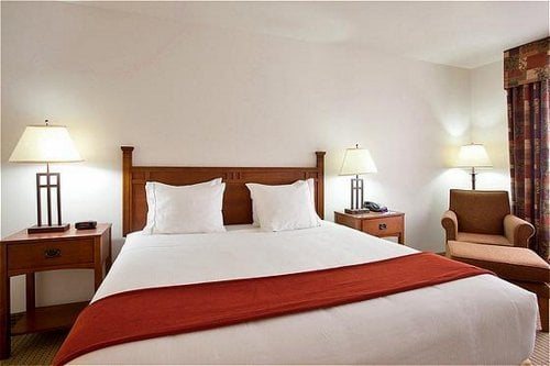 Holiday Inn Express Suites Mattoon By IHG — Guest room
