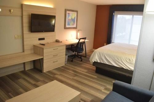 Holiday Inn Express Suites Mcpherson By IHG — Guest room