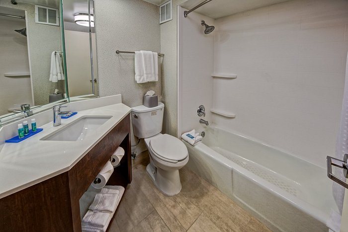 Holiday Inn Express Suites Memphis Arpt Elvis Presley Blvd By IHG — Bathroom