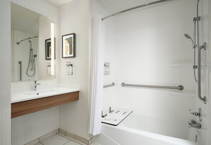 Holiday Inn Express Suites Meridian I 20 — Bathroom
