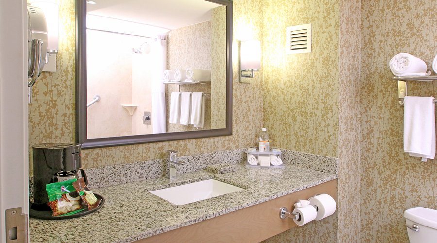Holiday Inn Express Suites Mexicali — Bathroom