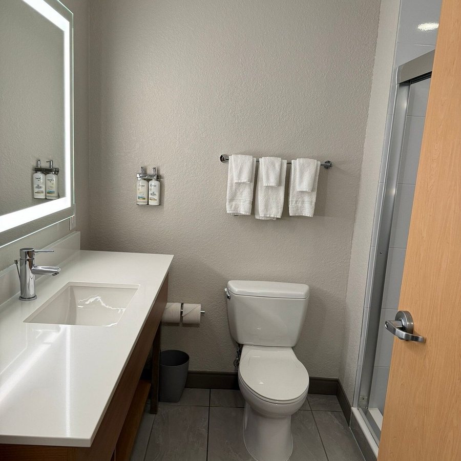 Holiday Inn Express Suites Miami Airport East by IHG Miami Florida — Bathroom