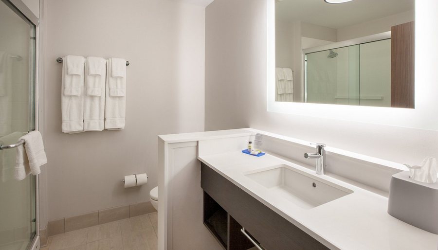 Holiday Inn Express Suites Miami Hialeah By IHG — Bathroom