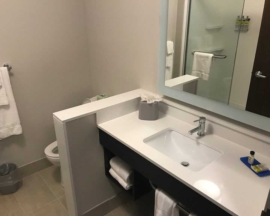 Holiday Inn Express Suites Middletown By IHG — Bathroom