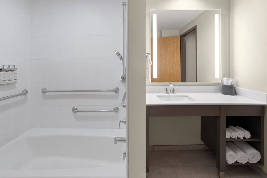 Holiday Inn Express Suites Midland Loop 250 By IHG — Bathroom