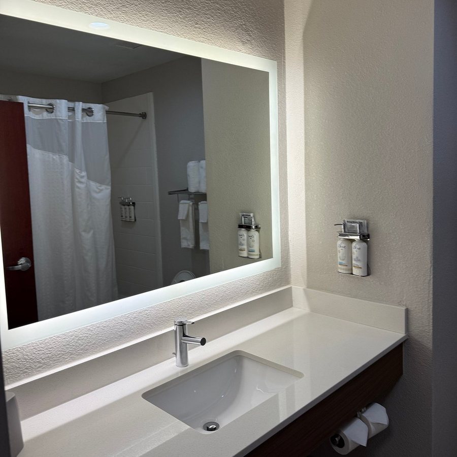 Holiday Inn Express Suites Milledgeville By IHG — Bathroom