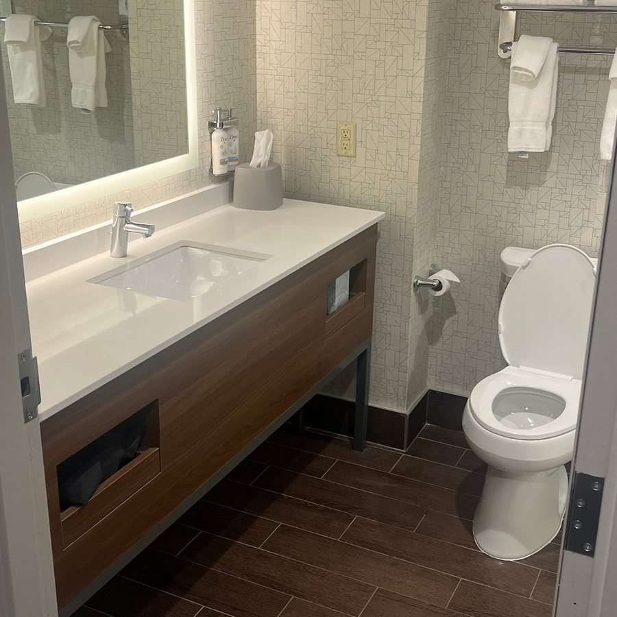 Holiday Inn Express Suites Milton East I 10 By IHG — Bathroom