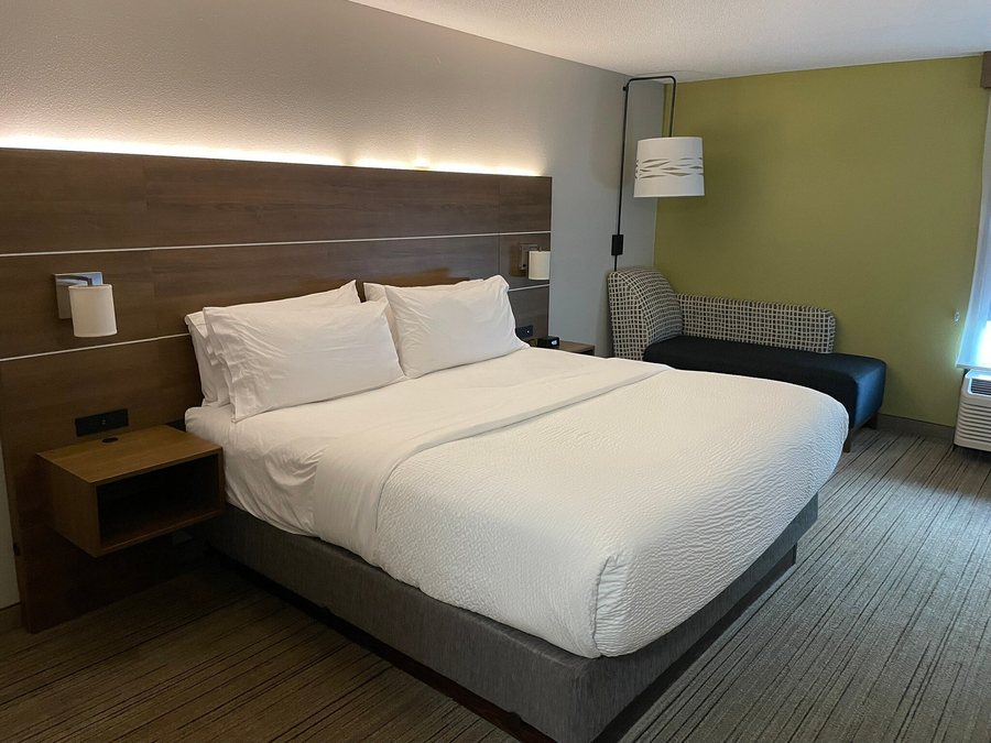 Holiday Inn Express Suites Milton East I 10 By IHG — Guest room