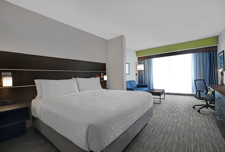 Holiday Inn Express Suites Milwaukee Nw Park Place By IHG — Guest room