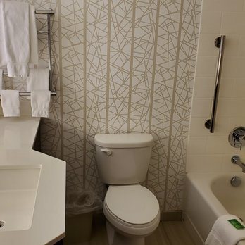 Holiday Inn Express Suites Missoula Northwest By IHG — Bathroom