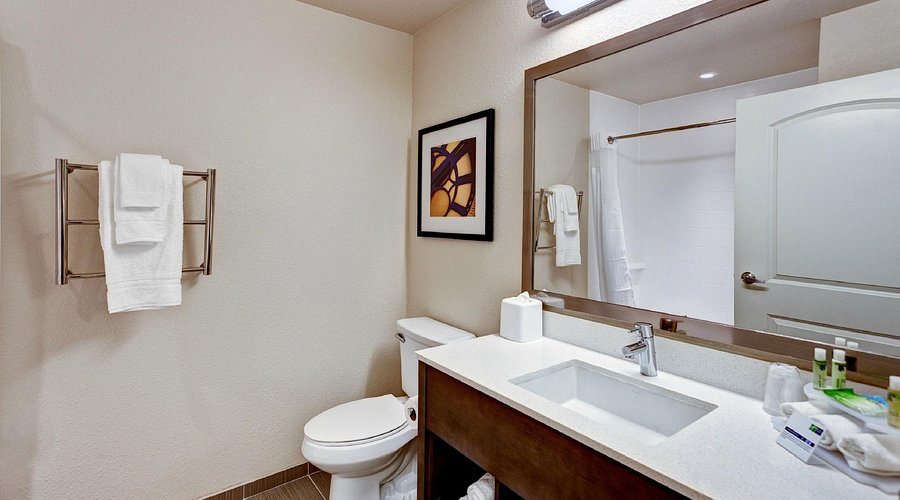 Holiday Inn Express Suites Mitchell By IHG — Bathroom