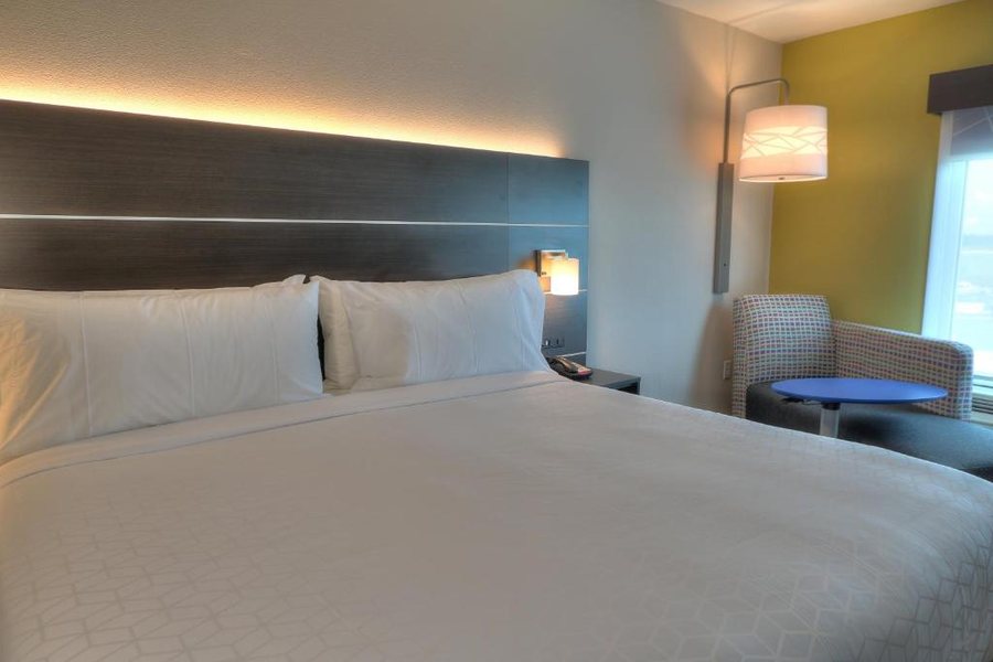 Holiday Inn Express Suites Mobile Saraland by IHG — Guest room