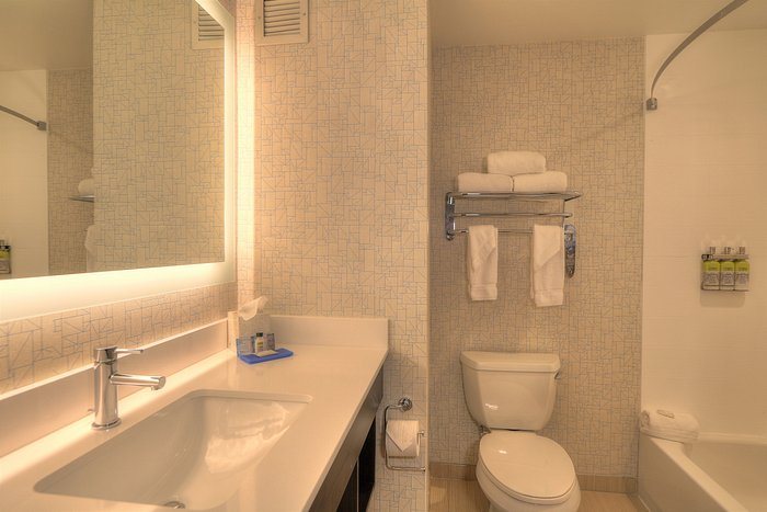 Holiday Inn Express Suites Mobile University Area by IHG — Bathroom