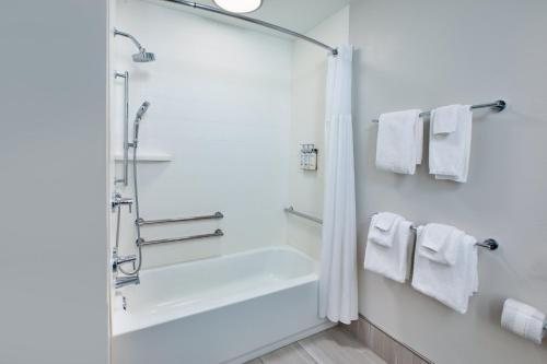 Holiday Inn Express Suites Monroe By IHG — Bathroom
