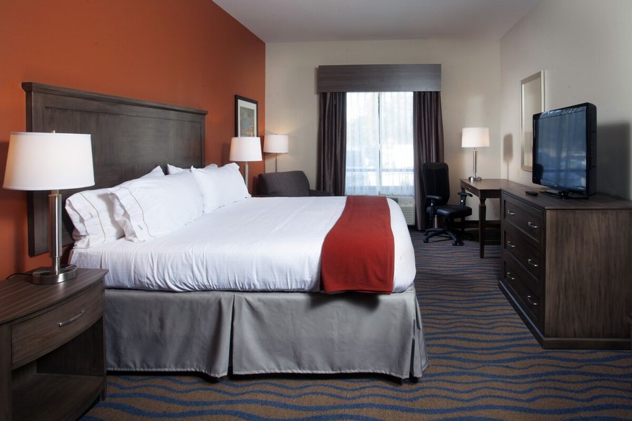 Holiday Inn Express Suites Morgan City Tiger Island By IHG — Guest room