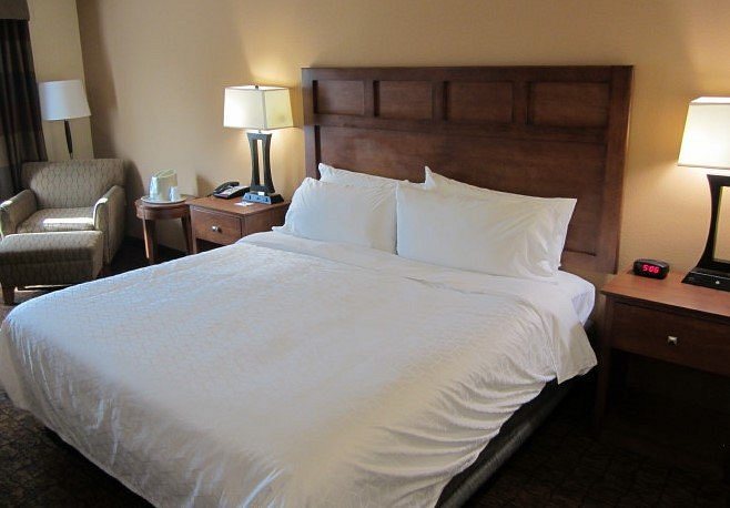 Holiday Inn Express Suites Mount Airy by IHG — Guest room