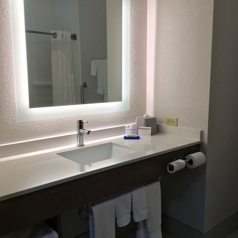 Holiday Inn Express Suites Mount Pleasant by IHG — Bathroom