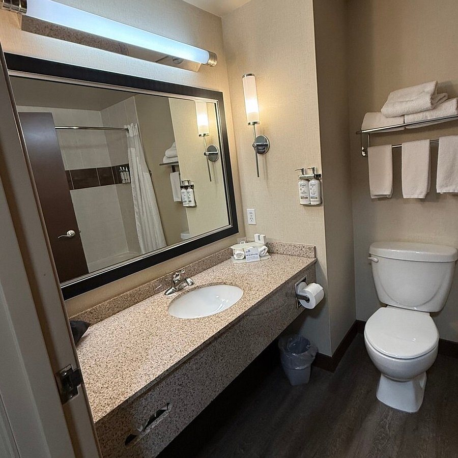 Holiday Inn Express Suites Mount Vernon By IHG — Bathroom
