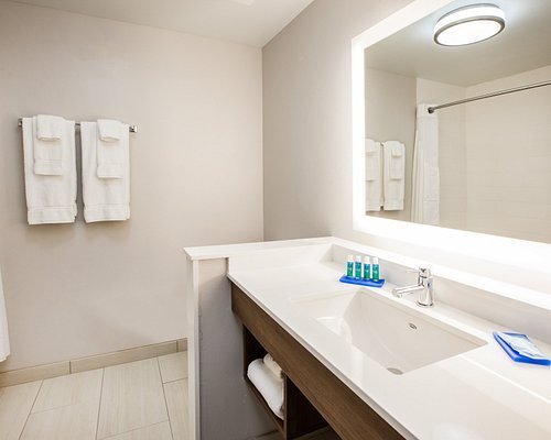 Holiday Inn Express Suites Murrieta Temecula By IHG — Bathroom